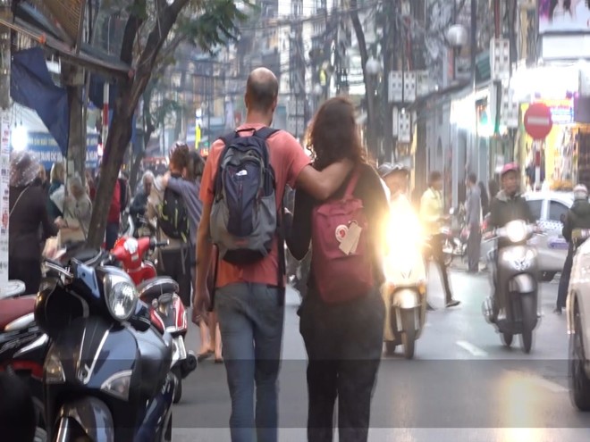 what-tourists-love-and-hate-about-walking-in-hanoi-1488449606_660x0.jpg