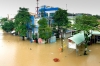 베트남 중부지역 홍수로 도로가 강으로 변해 배타고 다녀야