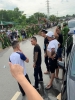 베트남, 공안들이 지역 갱단에 포위당해 차량에 감금.., 개인적인 시비