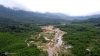 베트남 중부 불법 “골드러시”로 강 초토화…, 화학약품 및 중장비도 동원