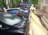 하노이시: 폭우와 강풍으로 담장 무너져 주차된 자동차 13대 파손