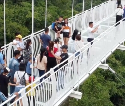 세계에서 가장 긴 유리다리 개통… 연휴 기간 중 방문객에 개방