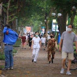 하노이시: 공원 폐쇄하니 거리로 쏟아지는 사람들..., 코로나 방역 무관심