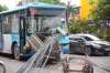 하노이시, 불법 개조 카트와 충돌로 시내 버스 운전석으로 철근 관통