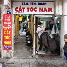 하노이시: 아침 일찍부터 손님들로 붐비는 이발소