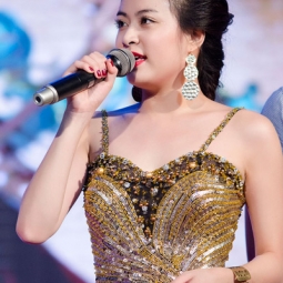 하노이: 미니스커트를 즐겨입는 가수 HOANG THUY