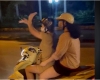 베트남에서 달리는 오토바이 핸들 놓고 춤추던 여성에 벌금