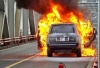 하노이시: 다리 중간에서 최고급 자동차 화재로 교통 마비